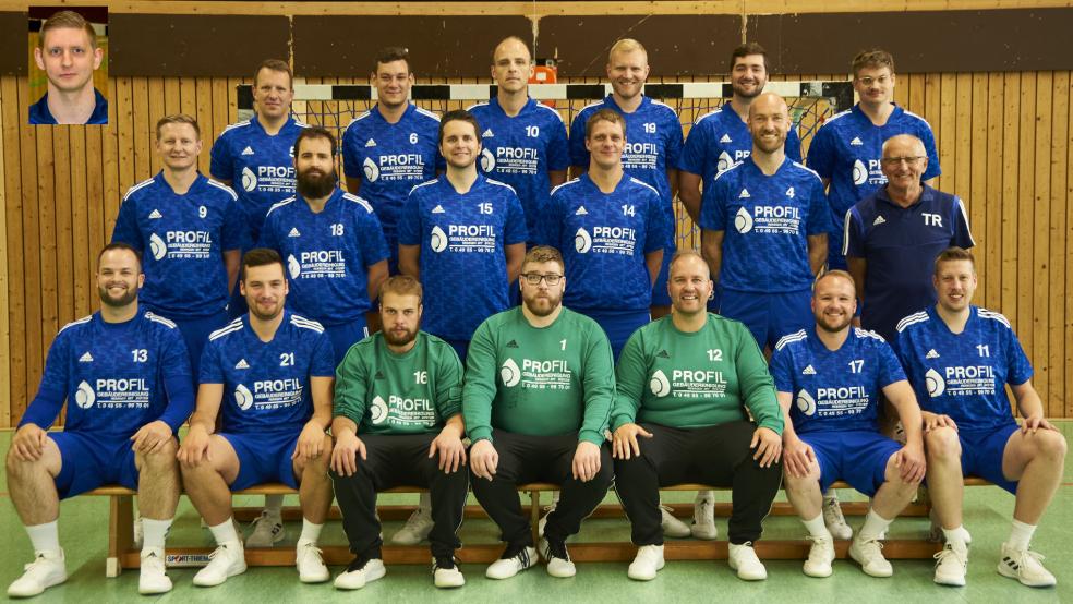 Die Handball-Mannschaft des TuS Holthusen bleibt im Vergleich zur Vorsaison nahezu unverändert. Lediglich Thomas Janssen (oben eingeklinkt), Torhüter Lars Battermann (Nummer 12) und Thorben Frieling (rechts oben) hören auf. Auf dem Foto fehlen Linus Kugel und Florian Häfner. © privat