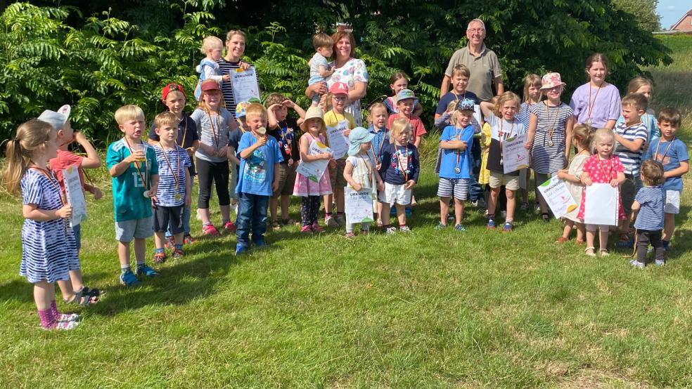 Die Kinder bekamen Urkunden für die Teilnahme an der Aktion »Fit wie ein Turnschuh«. © privat