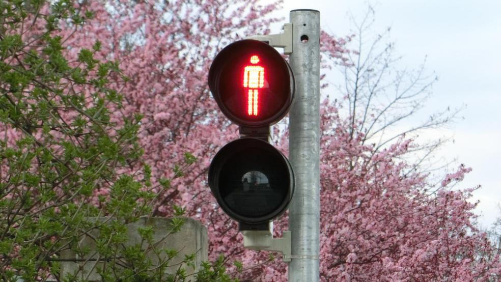 Warten auf grünes Licht: Bis zur beschlossenen Aufstellung einer Druckampel für Fußgänger an der Mühlenstraße in Weener wird noch einige Zeit vergehen. © Pixabay (Symbolfoto)