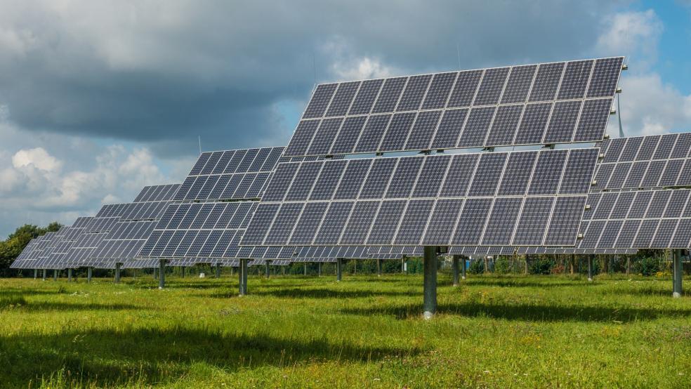 Solche Freiflächen-Photovoltaik-Anlagen dürfen in der 50 Meter breiten Schutzzone vor den Deichen nicht aufgestellt werden. Der Landkreis Leer will keine Ausnahmegenehmigung erteilen. © Pixabay (Symbolfoto)