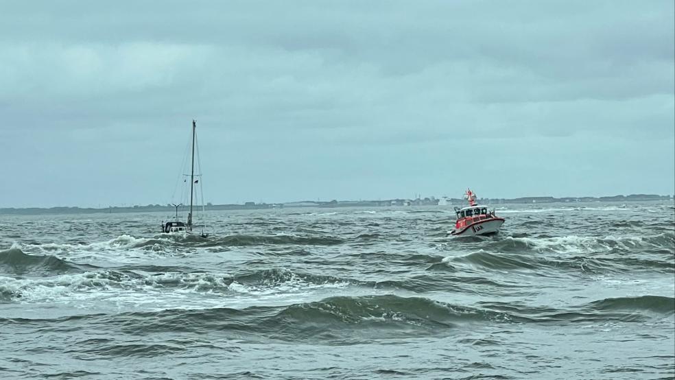 Das Seenotrettungsboot „Otto Diersch“ der Station Norddeich befreite ein festgekommenes Segelboot aus der Brandung im Norderneyer Seegatt. © Die Seenotretter - DGzRS