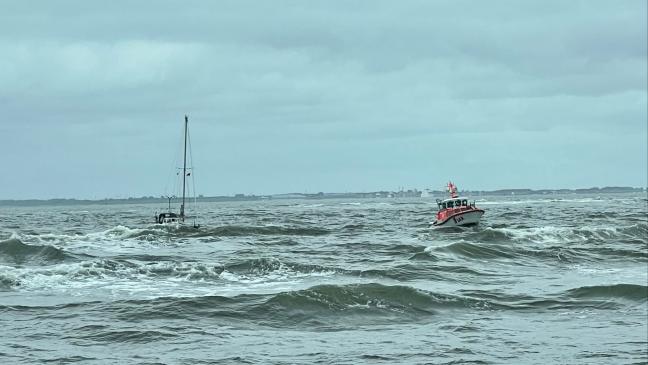 Seenotretter befreien Segler aus gefährlicher Lage