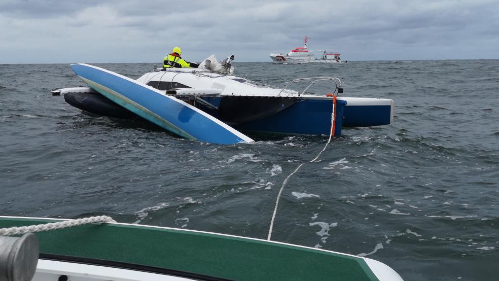 Der havarierte Trimaran an der Schleppleine des Seenotrettungsbootes „Wolfgang Paul Lorenz“. Im Hintergrund die „Hermann Marwede“. © Die Seenotretter - DGzRS 