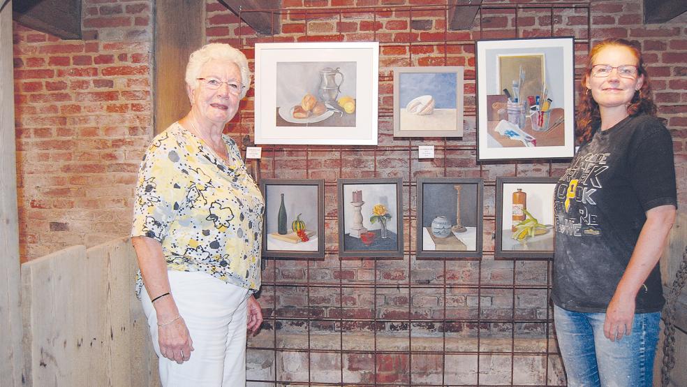 Nels Hendriks de Goeij, sie lebt mittlerweile in Weener, stellt ihre Stilleben im Kunstzentrum Coldam aus. Rechts im Bild Gemma van Leeuwen, die das Kunstzentrum zusammen mit ihrem Ehemann Vincent betreibt.  © Foto: Hoegen