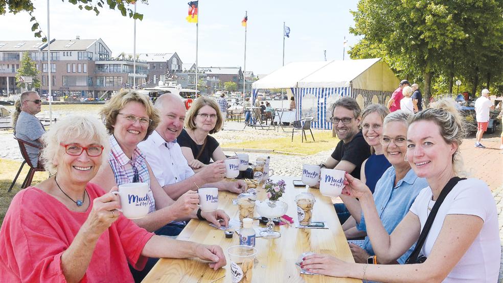 Prost Tee! Auf dem Ernst-Reuter-Platz fand diesmal die »Teetied« für den guten Zweck statt.  © Fotos: Ammermann