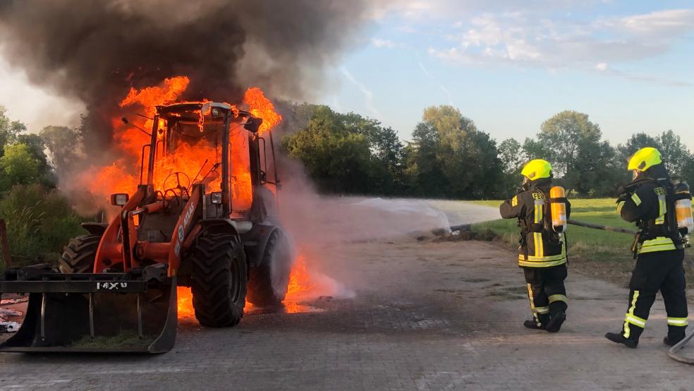 Unter Atemschutz gingen die Brandbekämpfer mit Wasser und Schaum gegen das Feuer vor.  © Wolters