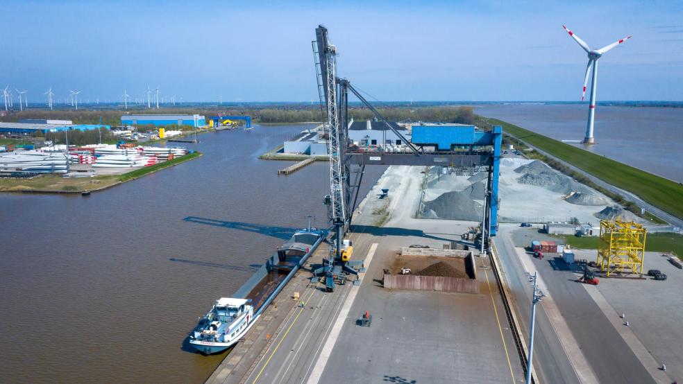 Die Brücke wurde 1976 zum Verladen von Stückgut, vor allem Erz und Kohle, errichtet. © Schuldt (dpa)