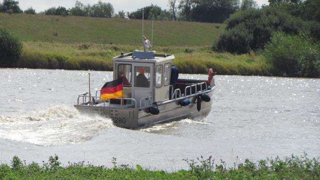 Friesenfähre mit Muskelkraft zum Anleger gezogen