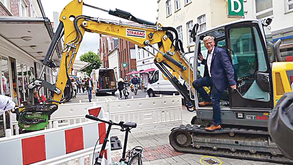 Aurichs Bürgermeister Horst Feddermann freut sich über die Sanierung der Innenstadt und betitelt das Projekt als »posititves Zeichen in tristen Zeiten«.  © Foto: Jürgens