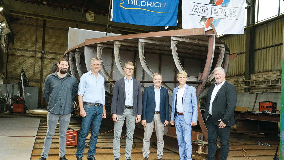 AG Ema-Projektmanager Raphael Kamphuis, Schiffswerft Diedrich Geschäftsführer Jens Schädler, Mariko-Projektmanager Sören Berg, Martin Herrmann von der NBank, AG Ems-Vorstand Dr. Bernhard Brons und AG Ems-Inspektor Claus Hirsch anlässlich der Kiellegung des E-Hafenbootes.  © Foto: AG Ems