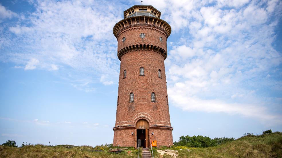 Der Verein »Watertoorn Börkum« will in dem 30 Meter hohen Turm auf sechs Ebenen künftig über die Trinkwassergewinnung auf der Insel, den Bädertourismus und die Geschichte des Wasserturms von 1900 informieren.  © Foto: Schuldt (dpa)