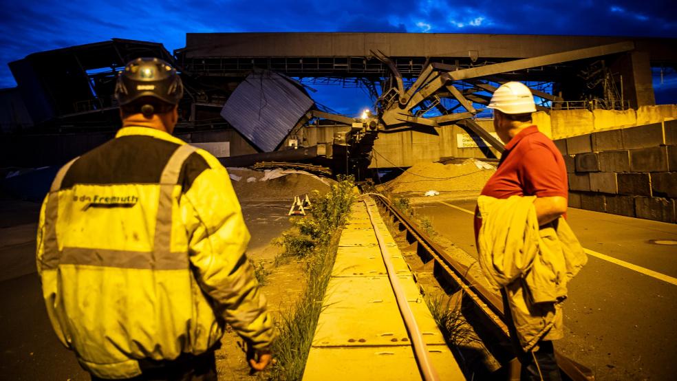 Die Umschlagbrücke am Emder Südkai nach der Sprengung. Mit der sogenannten Brücke 11 wird die letzte noch verbliebene Umschlagbrücke am Südkai abgerissen.  © Schuldt (dpa)