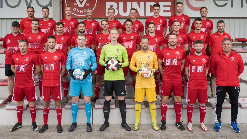 Die 1. Herren des TV Bunde in der Saison 22/23. Obere Reihe von links: Torwart-Trainer Christopher Klock, Fabian Yzer, Joost Diepen, Thomas Girod, Arne Zimmermann, Tom Siemens, Christoph Buse, Renke Haken und Keno Schmidt. Mittlere Reihe von links: Trainer Matthias Schmidt, Joost Dirksen, Keno Siemens, Markus Winkler, Derk Bleeker, Volker Wirtjes, Daniel Hoppen, Tim Huxsohl, Sebastian Wendland, Betreuer Stefan Rieks. Untere Reihe von links: Frank Malchus, Silas Queder, Steffen Wissmann, Joost Oltrop, Marcel Kayser, Eike Schmidt, Vladislav Bertram und Trainer Ralph Schmidt. Es fehlen: Lukas Kappernagel und Steffen Buse. © Bruins