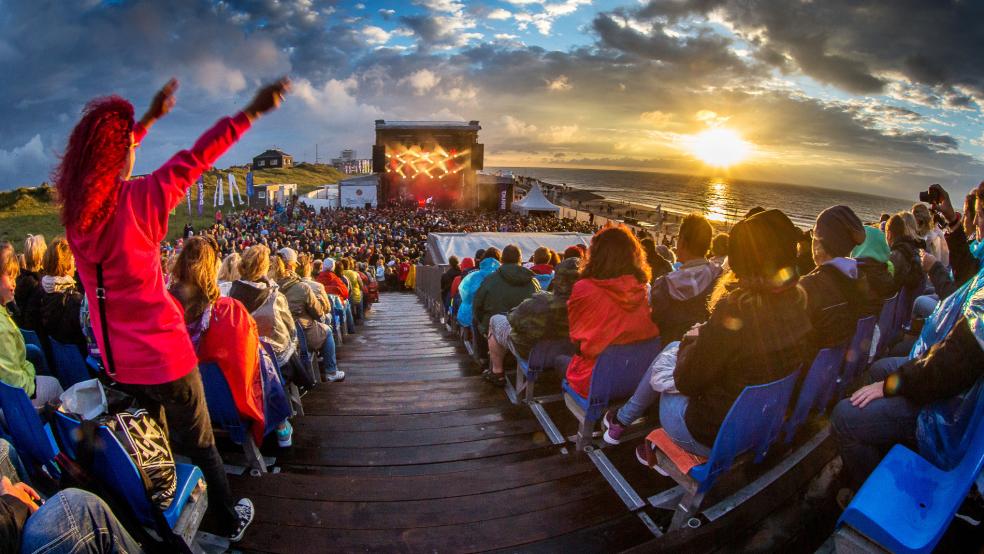 Die Summertime-Arena am Nordstrand von Norderney fasst rund 2500 Besucher. © Foto: König Event Marketing