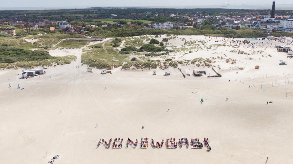 Rund 250 Menschen formten heute am Strand der Insel Borkum den Schriftzug »No New Gas!«. © Florian Manz (Greenpeace)