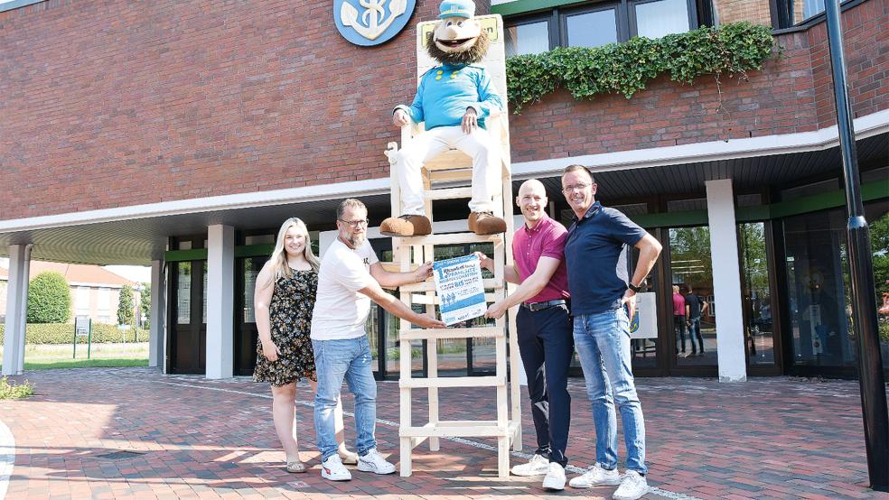 Fokko vom Fehn sitzt Probe, während sich Merle Stührenberg, Axel Hesel (von links), Thies Kruse und Rainer Bron aus dem Orga-Team auf die Veranstaltung freuen.  © Foto: Wehry