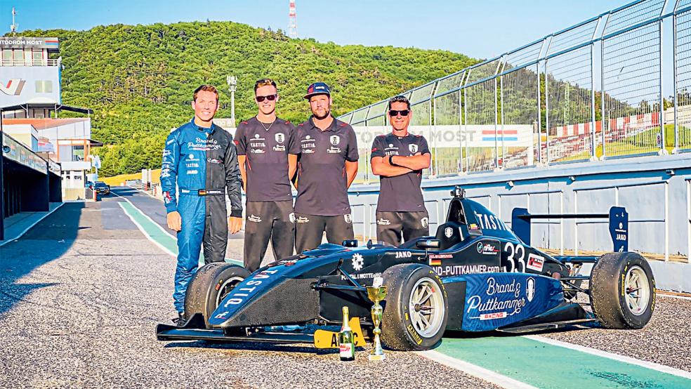 Mitglieder des Teams von »Brand & Puttkammer Racing« auf der Rennstrecke im tschechischen Most: Niklas Meisenzahl (von links), Hendrik Portal, Sven Brand und Frank Portal mit dem Rennwagen Formel ADAC.  © Foto: Brand & Puttkammer