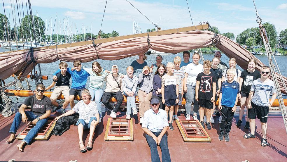 Die Jugendgruppe, die mit der reformierten Kirchgemeinde Holthusen auf dem Segelschiff »Chateauroux« auf dem Ijsselmeer und der Nordsee segelte, mit der Crew des Schiffes und den Betreuern.  © Foto: privat