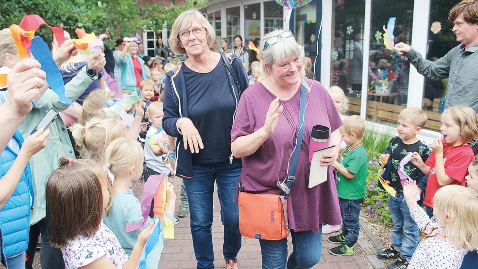 Ein letzter, emotionaler Gang: Cornelia Taubert (links) und Martina Fröhling-Not laufen zum Abschluss durch ein von Kindern und Mitarbeitern gebildetes Spalier hindurch. Mit lautem Krach wurden sie noch einmal kräftig gefeiert. Beide Erzieherinnen gehen nach vielen Jahrzehnten in den Ruhestand.  © Foto: Busemann