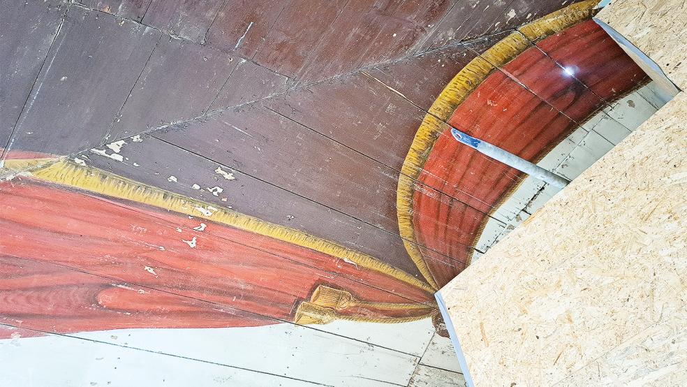 Bei der Ausbesserung schadhafter Stellen stießen die Handwerker unter einer grüngrauen Deckenverkleidung auf diese Malerei, mit der die alte Muldendecke hinter der Orgel verziert worden war.  © Foto: Szyska
