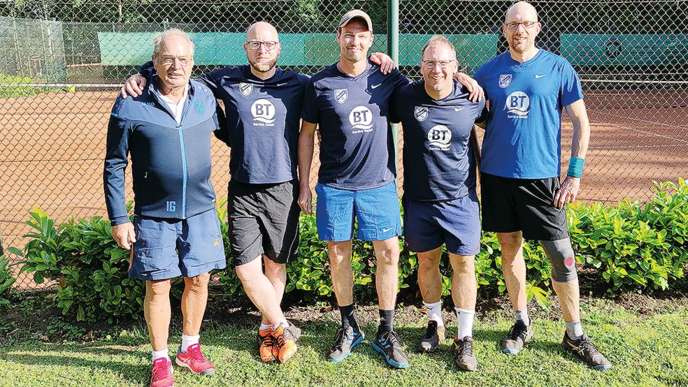 Die Tennis-Herren 40 des TuS Weener sind Heinz-Georg Fürst (von links), Matthias Fürst, Ingo Großpietsch, Steffen Finke und Michael Fürst. Es fehlt Klaus Schulz.  © Foto: privat