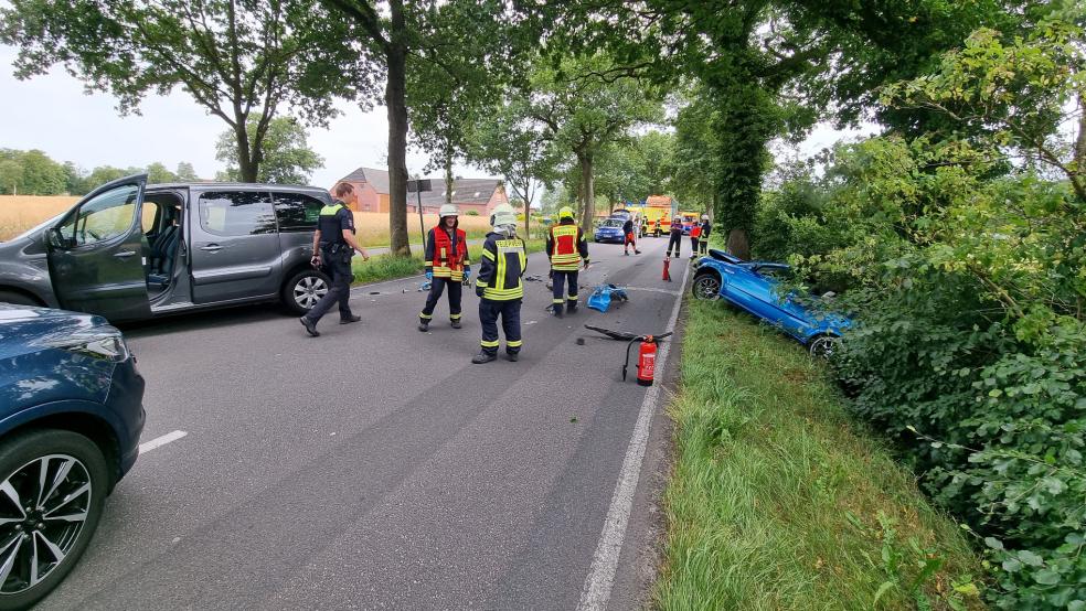 Eine Frau wurde bei einem Verkehrsunfall schwer verletzt. © Foto: Ina Dirksen (Feuerwehr)