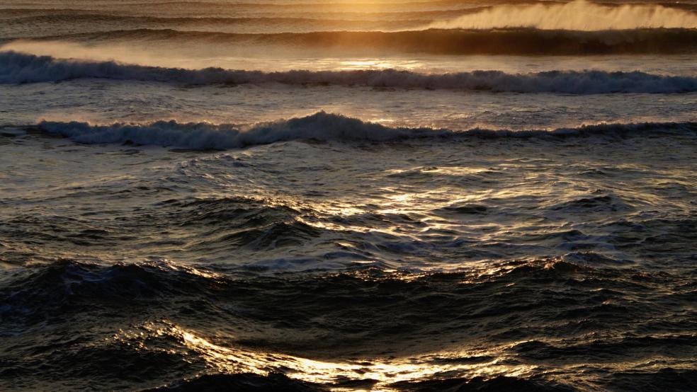 Laut der Polizei waren ein 16-jähriges Mädchen und ein gleichaltriger Junge aus dem Kreis Aurich abends, als die Rettungstürme an dem Strand auf der Insel Rügen nicht mehr besetzt waren, bei starkem Wellengang in der Ostsee Baden gegangen. Die Frau bemerkte, dass die Teenager wegen der Strömung nicht mehr an Land kamen und schwamm hinterher. © Symbolfoto: Pixabay