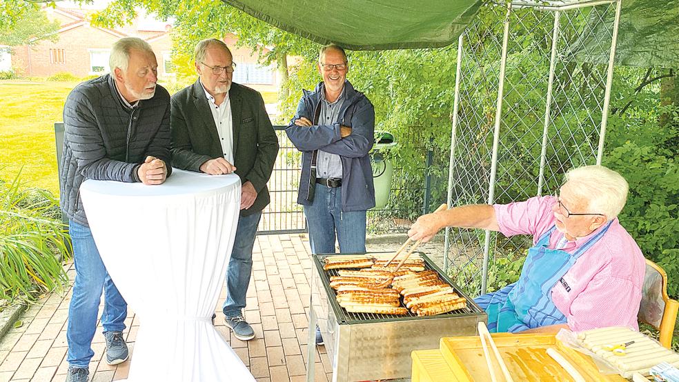 Grillmeister Peter Wimmer hatte gut geplant und an eine Überdachung der Grillstation gedacht. © Foto: Kuper