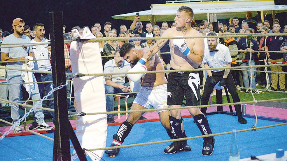 Der Hauptkampf des Abends: Omar Demir (links) forderte Wolfgang Saathoff heraus. Rund 700 Zuschauer haben den Fight verfolgt.  © Fotos: Born