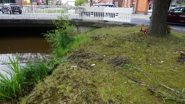 Auto landet im Kanal - zwei Insassen flüchten