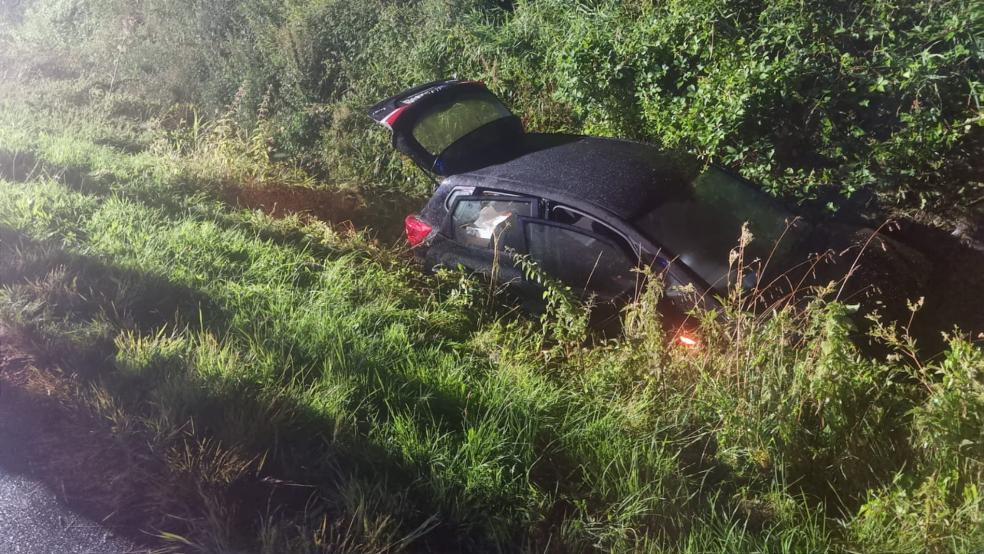Bei einem nächtlichen Unfall in Hesel ist eine Autofahrerin leicht verletzt worden. Unser Foto zeigt den Unfallwagen. © Feuerwehr