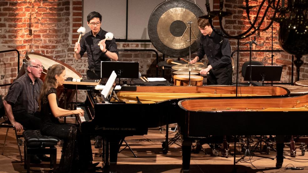 Julia Marie Müller und Iwan König (nicht im Bild) wurden beim Höhepunkt des Konzertabends, der Sonate für zwei Klaviere und Schlagzeug von Béla Bartók, durch die Schlagzeuger Baotin van Cong und Tobias Hegele begleitet.  © Foto: Gleich