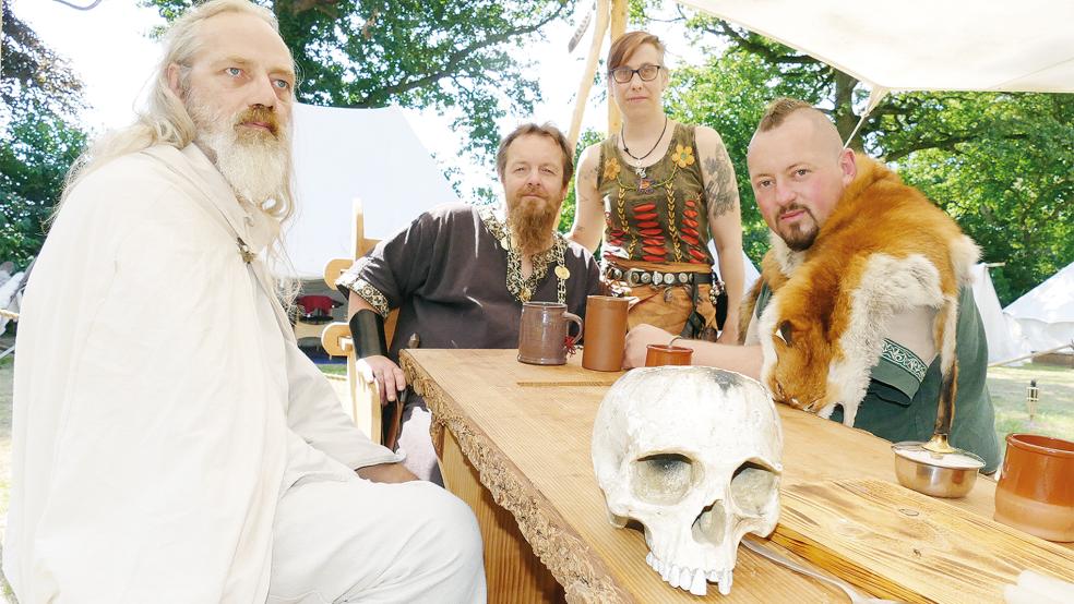 Ließen die Zeit der Wikinger und Friesen wieder aufleben: (von links) Druide Gerold Garbers, Lord Hilbert und Lady Hiltrud Robak sowie Mattias Pauw aus Warsingsfehn. Der VW-Mitarbeiter ist im Mittelalter-Lager ein Wikingerkrieger und der Vogt (Finanzminister) des Lord.  © Foto: Wieking