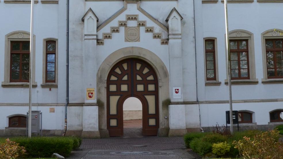 In Bunde endete bei einer Zollkontrolle die Kurierfahrt eines 22-Jährigen, der mehr als zwölf Kilo Kokain transportierte. Jetzt muss sich der 22-Jährige vor dem Landgericht Aurich verantworten.  © Foto: Archiv