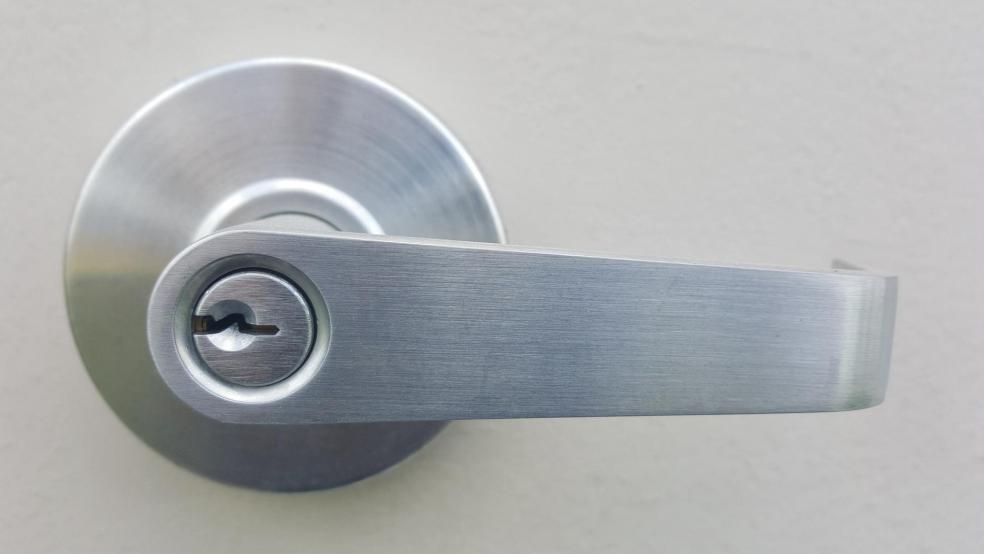 Es blieb beim Versuch der Täter, sich durch die hintere Eingangstür einen Zutritt zu verschaffen. © Symbolfoto: Pixabay