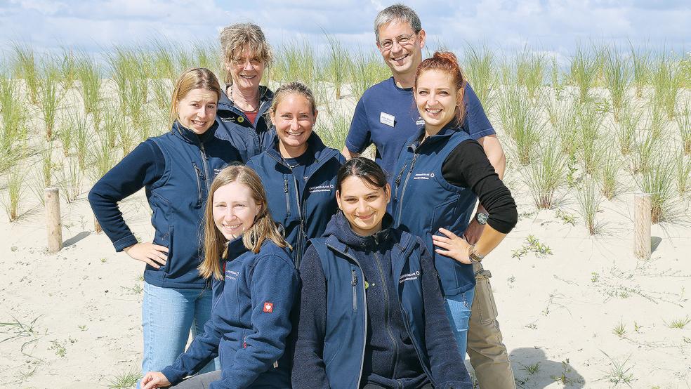 Die Umweltpraktikantinnen trafen sich zum Erfahrungsaustausch. Hinten: Imke Zwoch (Nationalparkverwaltung) und André Marliani (Seehundstation Norddeich).  © Foto: Nationalparkverwaltung