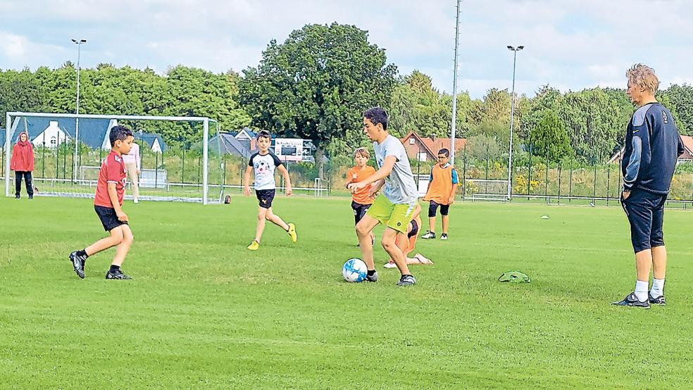 Während des Trainingsspiels zieht sich Harry Drent gerne in die Beobachterrolle zurück und lässt seine Schützlinge gewähren.  © Foto: EZ