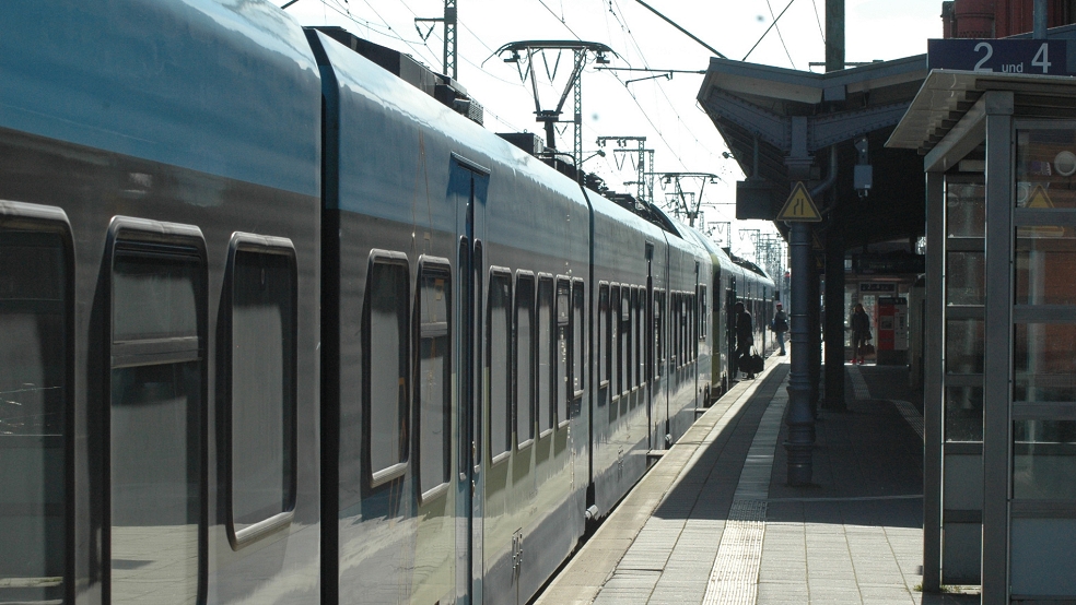 Auf dem Bahnsteig in Leer hat ein 57-jähriger Mann einer Bahn-Mitarbeiterin nach Zeugenaussagen eine »Kopfnuss« gegeben. © Symbolfoto: Szyska