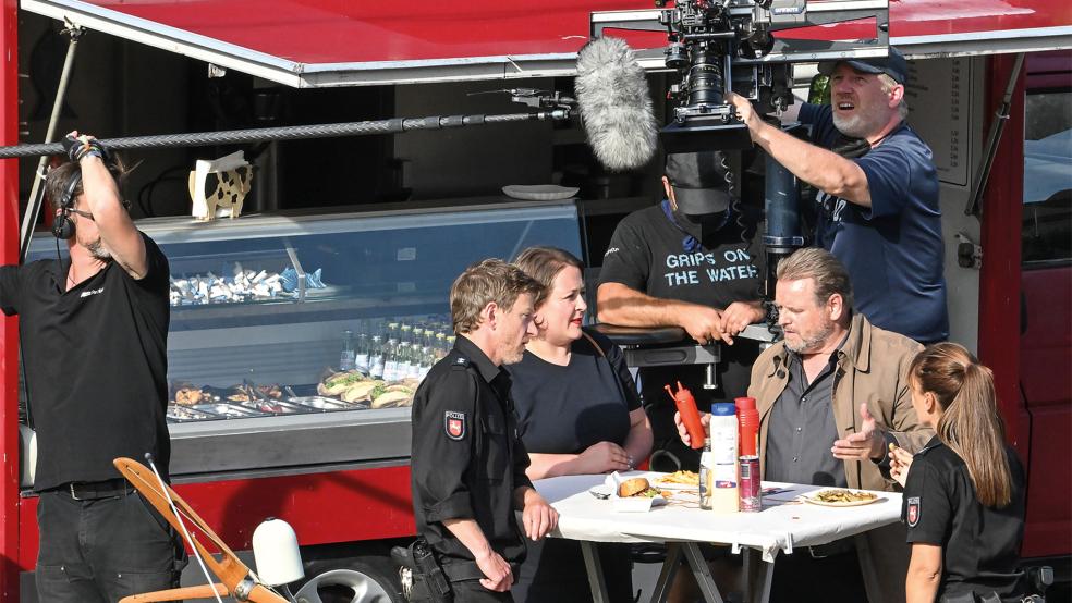 Am Hafen in Weener standen gestern die Hauptdarsteller Maxim Mehmet (Polizist Henk Cassens), Tina Pfurr (Apothekerin Melanie Harms), Felix Vörtler (Hauptkommissar Jan Brockhorst) und Sophie Dal (Streifenpolizistin Süher Özlügül, von links) und vor der Kamera.  © Foto: Bruins