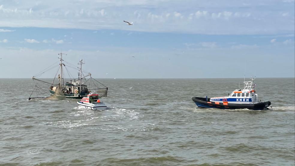 Das Tochterboot „St. Pauli“ des deutschen Seenotrettungskreuzers „Hamburg“ (links) und das niederländische Seenotrettungsboot „Jan en Titia Visser“ nähern sich dem havarierten Fischkutter „Magellan“ in der Emsmündung.  © Foto: Die Seenotretter – DGzRS