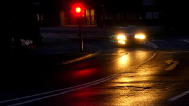 Motorradfahrer prallt gegen Ampel