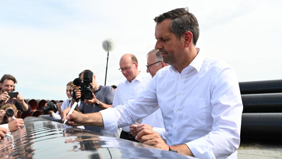 Niedersachsens Energieminister Olaf Lies (SPD) und der Geschäftsführer des Gasnetzbetreibers Open Grid Europe (OGE), Thomas Hüwener, gaben mit einer Unterschrift auf dem ersten Pipeline-Rohr das Startsignal für den Bau. © Foto: Klemmer (dpa)