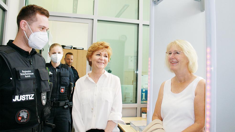 Die niedersächsische Justizministerin Barbara Havliza (2. von rechts) inspizierte im Beisein von Landgerichts-Präsidentin Frauke Seewald (rechts) die neue Sicherheitsschleuse und ließ sich von einem Wachtmeister des regionalen Einsatzteams den Arbeitsalltag erläutern.  © Foto: Ricken