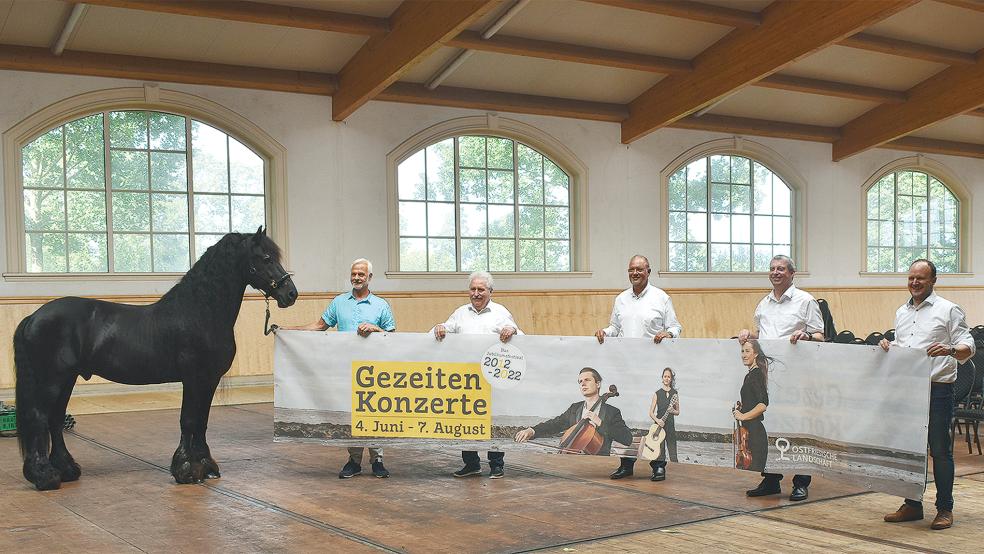 Über das bevorstehende Finale der »Gezeitenkonzerte« im Polderhof in Bunderhee informierten (von links) Hausherr und Förderer Helmuth Brümmer mit dem prämierten Deckhengst »Siebo vom Polderhof«, Landschaftspräsident Rico Mecklenburg, Holger Franz (Ostfriesische Volksbank), Lothar Janssen (Raiffeisenbank Moormerland) und Raoul-Philip Schmidt (Ostfriesische Landschaft).  © Foto: Kuper