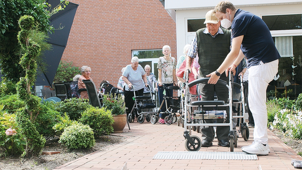 Hanno Tammen vom Sanitätshaus Tammen in Ostrhauderfehn erklärte den Senioren des Altenzentrums Rheiderland, wie sie Hindernisse mit dem Rollator gut überwinden.  © Foto: Busemann