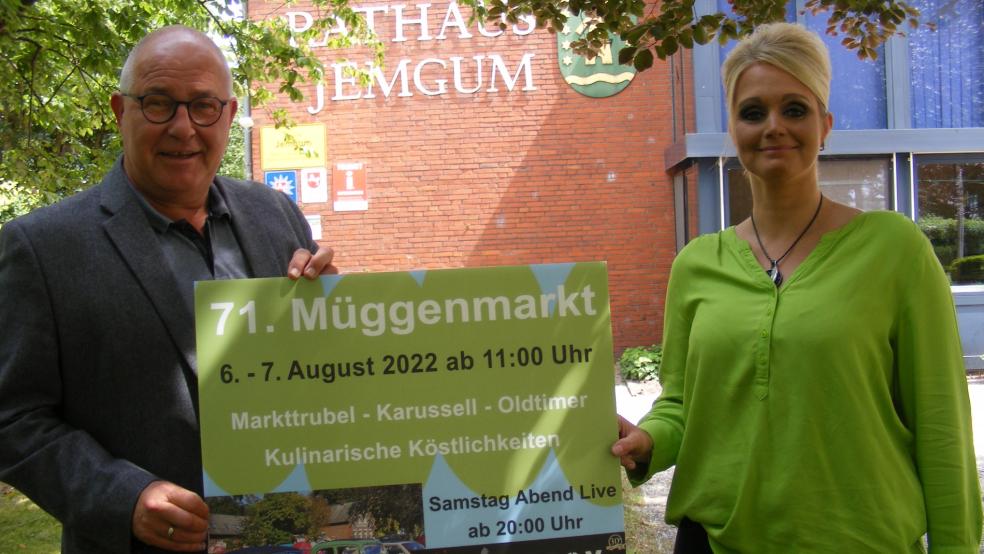 Bürgermeister Hans-Peter Heikens und Fachbereichsleiterin Christiane Dorenbos freuen sich trotz der fehlenden Fahrgeschäfte auf den 71. Müggenmarkt.  © Foto: Szyska