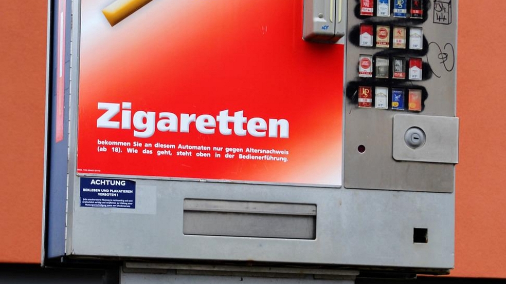 Mit einer Brechstange wurde ein Zigarettenautomat in Stapelmoorerheide aufgebrochen. © Symbolfoto: Pixabay