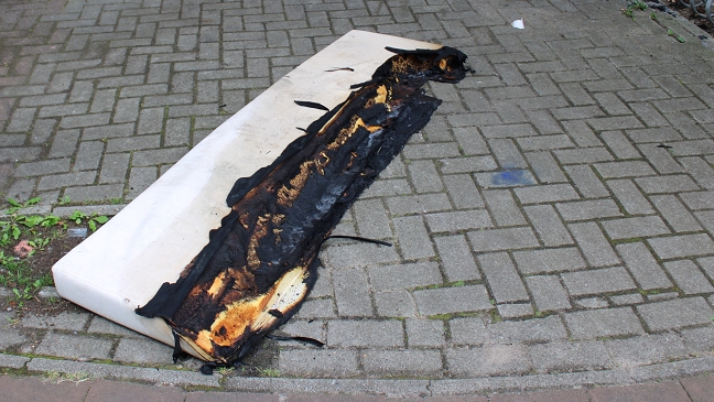 Matratze brennt unter Überdachung