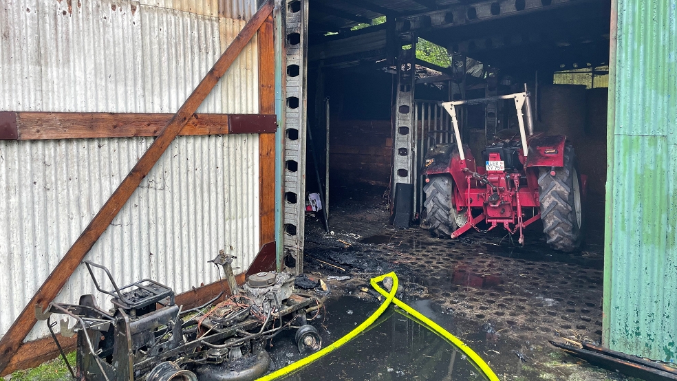 Ursache für den Brand einer Maschinenhalle war ein Rasenmähertraktor. Das Fahrzeug (im Vordergrund) war in Brand geraten, die Flammen hatten auf die Halle übergegriffen. © Foto: Feuerwehr