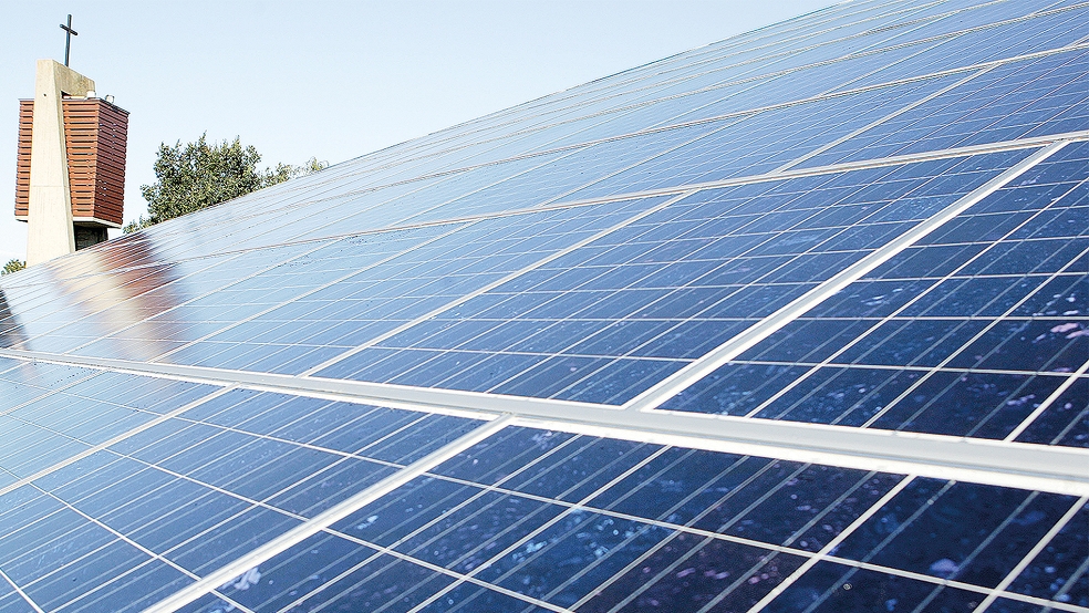 Photovoltaik-Anlagen auf Kirchendächern, können die Energiekosten für Kirchengemeinden drastisch senken.  © Symbolfoto: dpa